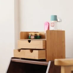 Merkloos Decopatent® Luxe Make-up Organizer Met 3 Lades - Cosmetica Organizer Make Up Met Schuiflade Bamboe Hout - Cosmeticahouder - Toren 14 Merkloos Decopatent® Luxe Make-up Organizer Met 3 Lades - Cosmetica Organizer Make Up Met Schuiflade Bamboe Hout - Cosmeticahouder - Toren -Modecosmetica 1200x1200 149